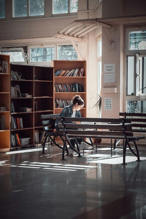 Gdzie najlepiej szukać pracy jako wykładowca psychologii bez stopnia doktora?