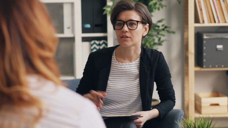 Szkoły psychoterapii poznawczo-behawioralnej (CBT) - porównanie programów, kosztów i opinii