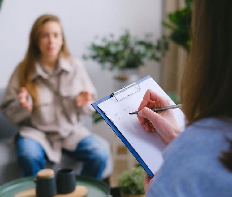 Terapeuta środowiskowy – uprawnienia, kursy i studia podyplomowe